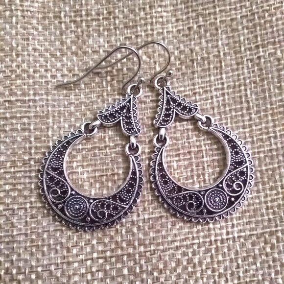 Bollywood Vibes! Intricate Filigree Hoops! Sexy Goddess Diva Earrings - Picture 4 of 7